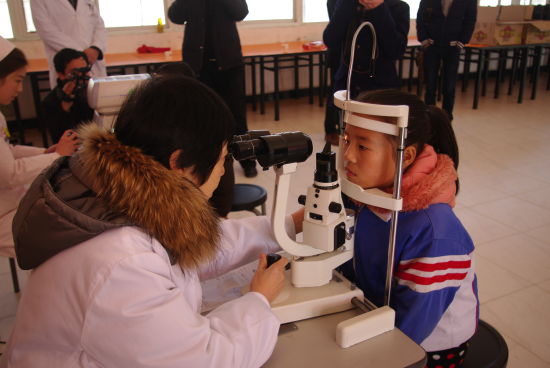 普瑞眼科医院专家在现场为孩子们进行免费眼科检查