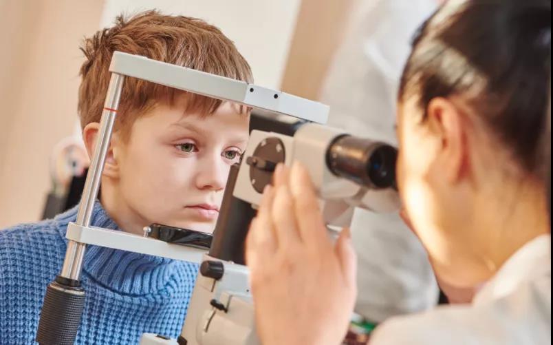 孩子弱视会露出4个破绽早点治疗就能痊愈